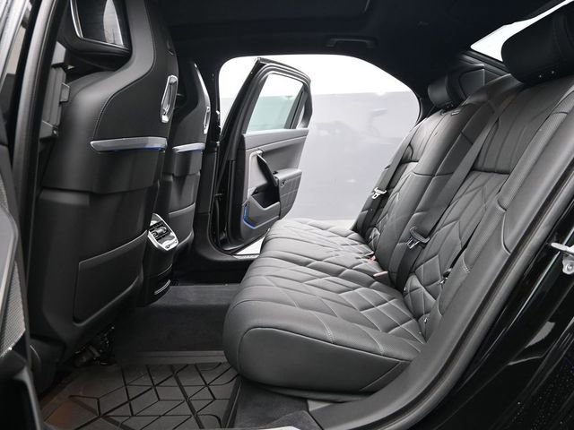 Used 2025 BMW 760i xDrive w/ Luxury Rear Seating Package image 17