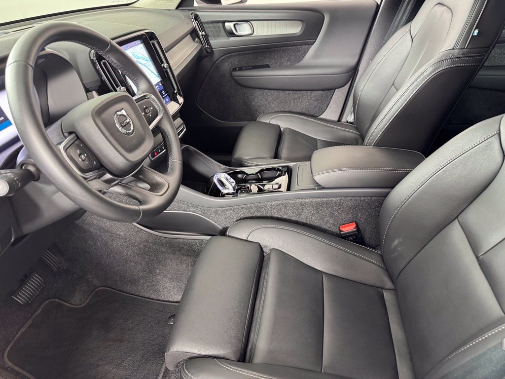 Certified 2025 Volvo XC40 B5 Plus AWD/4WD image 19
