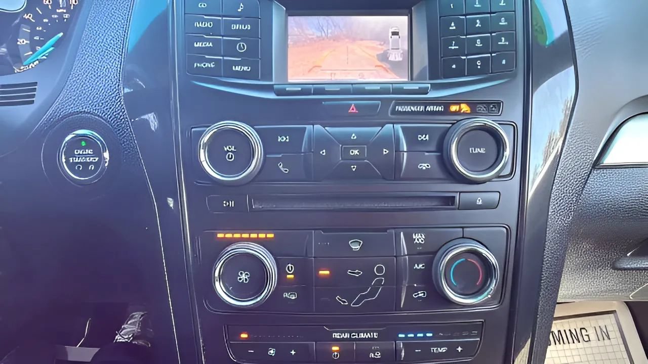 Used 2016 Ford Explorer XLT AWD/4WD image 10