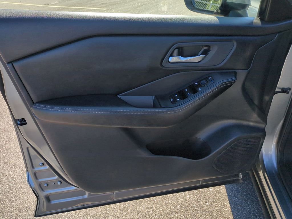 Used 2024 Nissan Rogue SV image 12