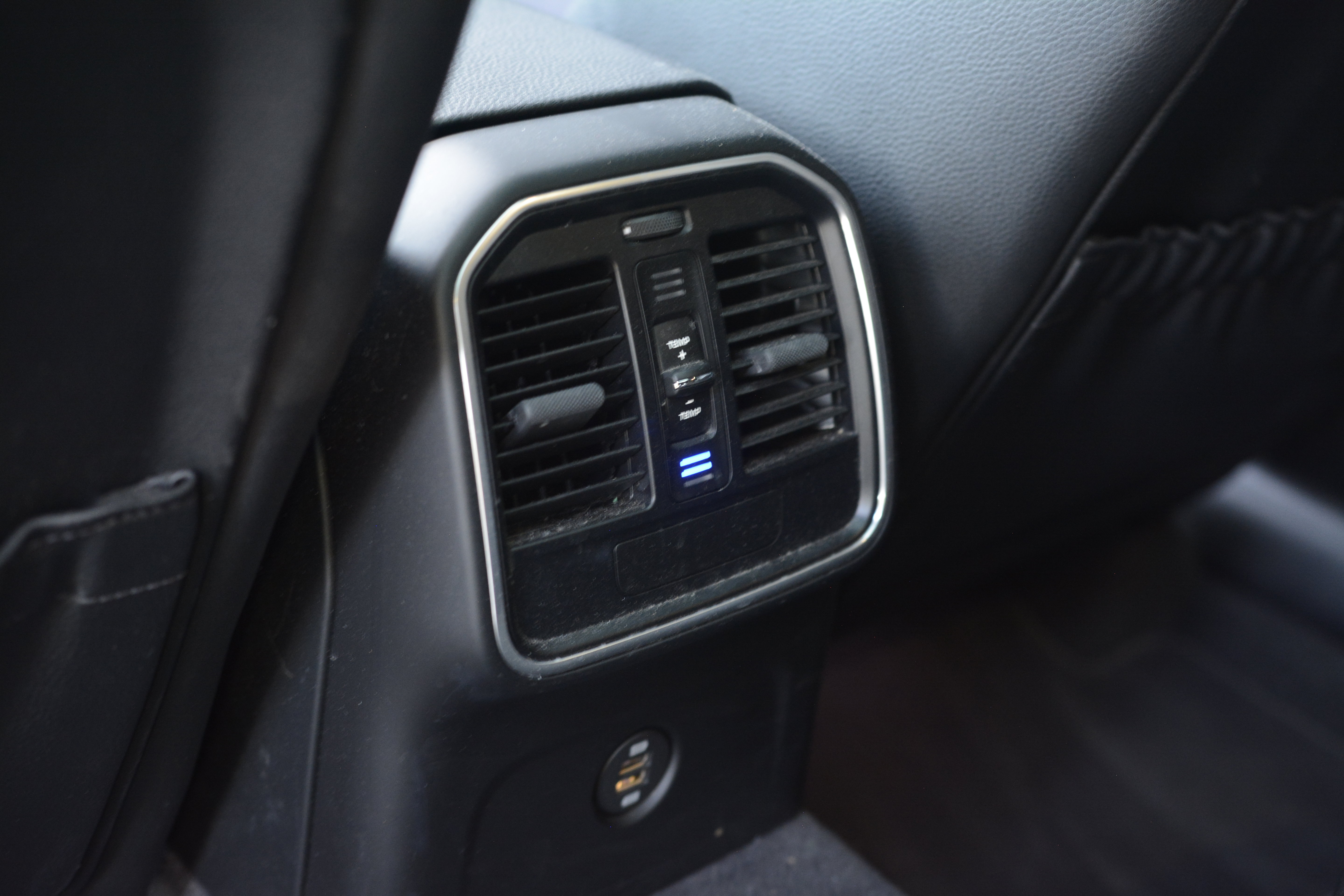 Certified 2019 Porsche Macan AWD/4WD image 32