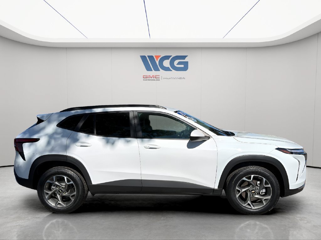 Used 2025 Chevrolet Trax LT w/ LT Convenience Package FWD image 4