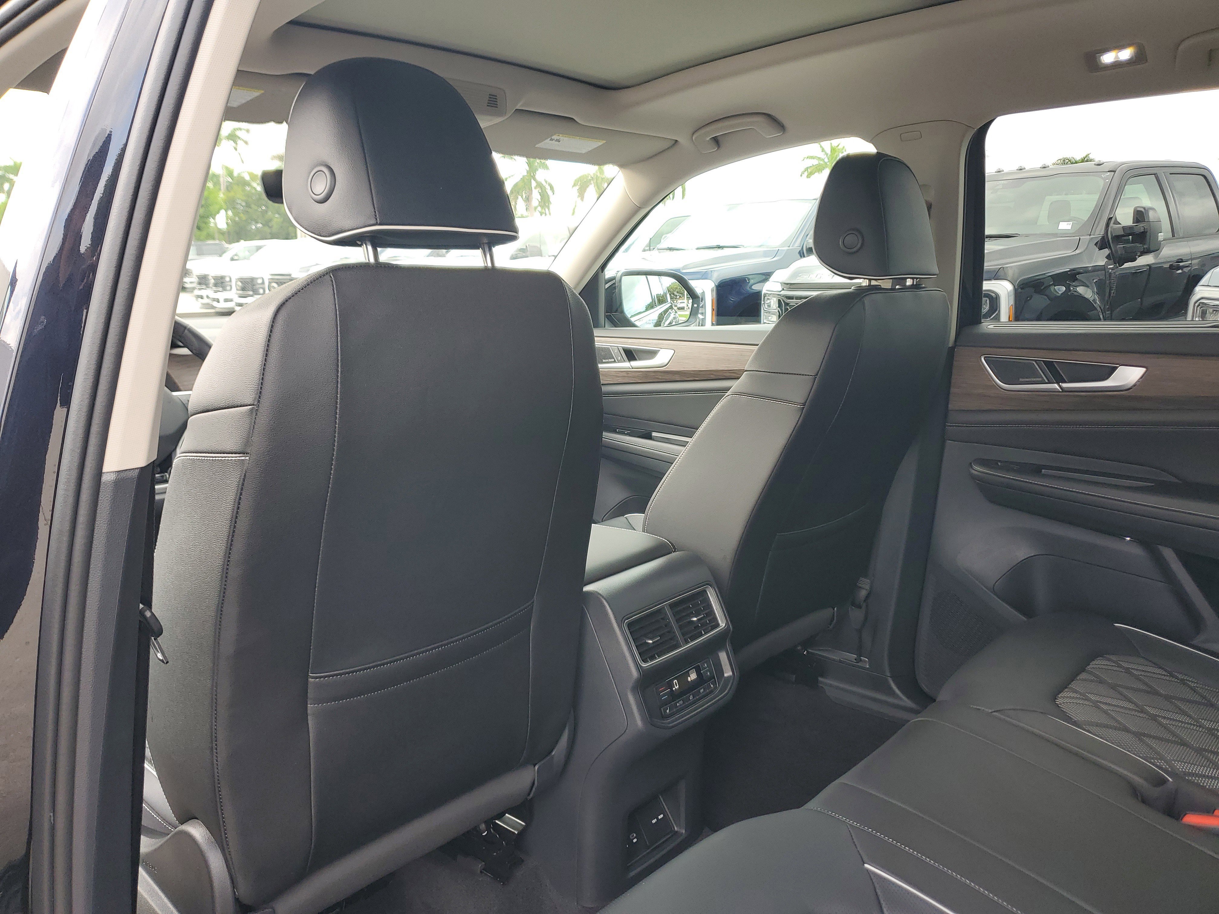 Used 2025 Volkswagen Atlas SEL Premium R-Line image 14