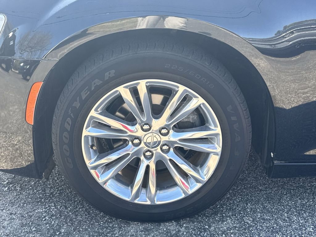 Used 2015 Chrysler 300 C image 10