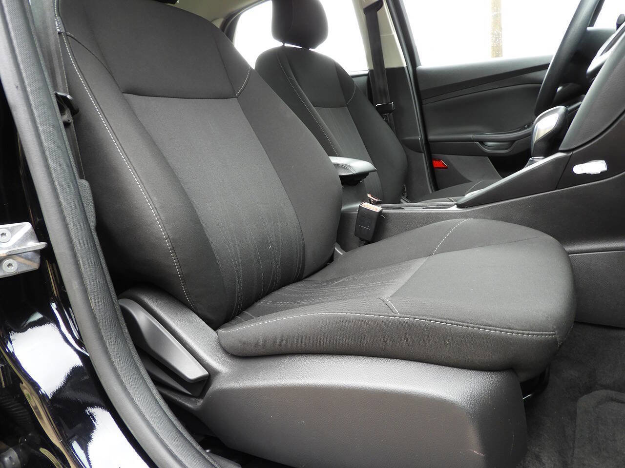 Used 2018 Ford Focus SE image 30