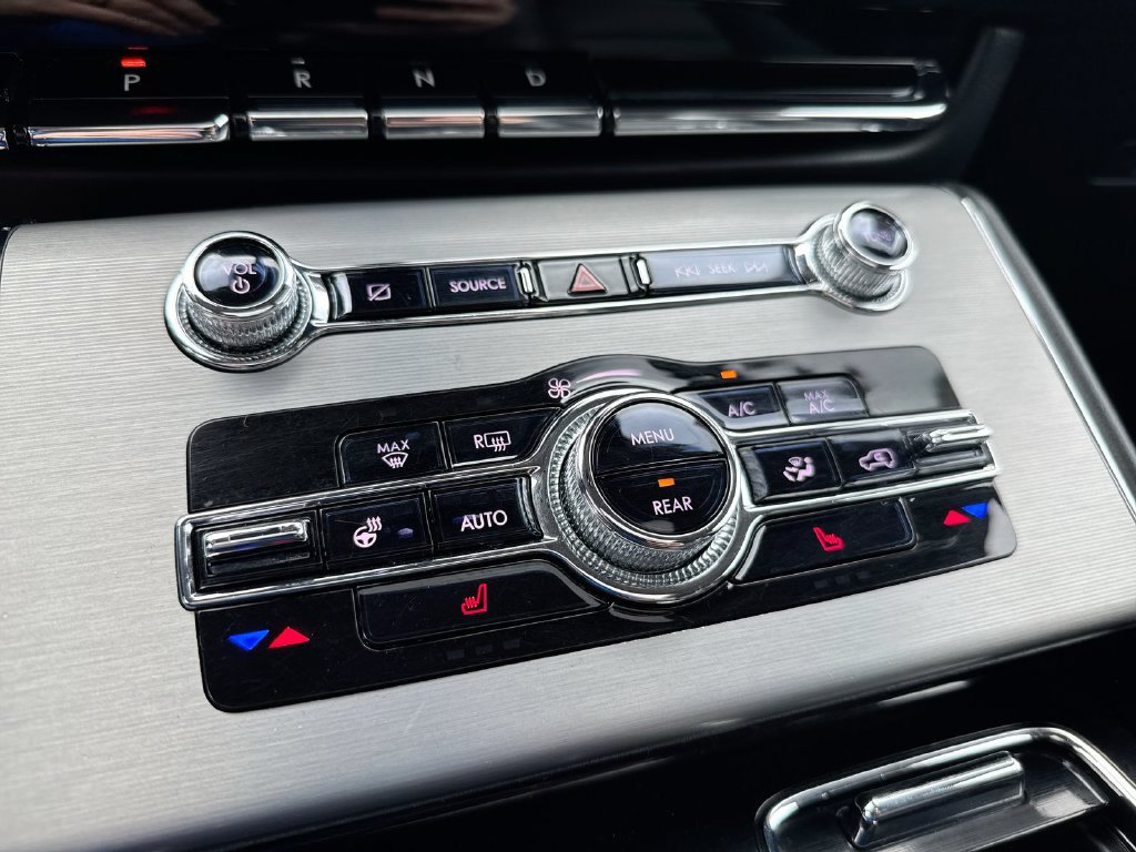 Used 2023 Lincoln Aviator AWD w/ Premium Package image 16