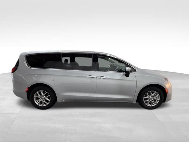 Used 2022 Chrysler Voyager LX FWD image 6