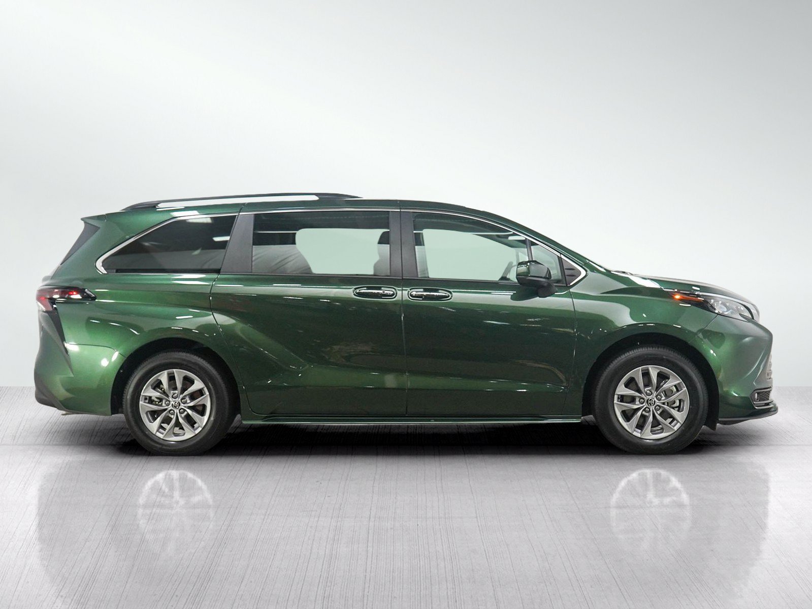 Used 2025 Toyota Sienna XLE w/ XLE Plus Package AWD/4WD image 6