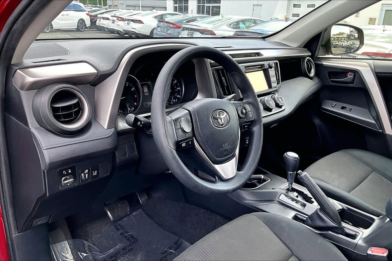 Used 2018 Toyota RAV4 LE image 17