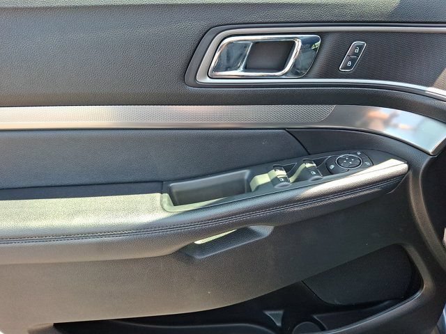 Used 2018 Ford Explorer XLT w/ Equipment Group 201A AWD/4WD image 16
