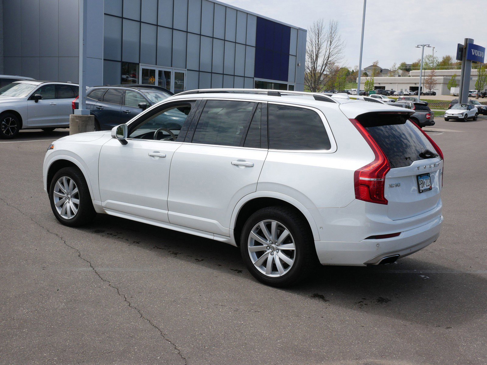 Used 2017 Volvo XC90 T6 Momentum AWD/4WD image 5