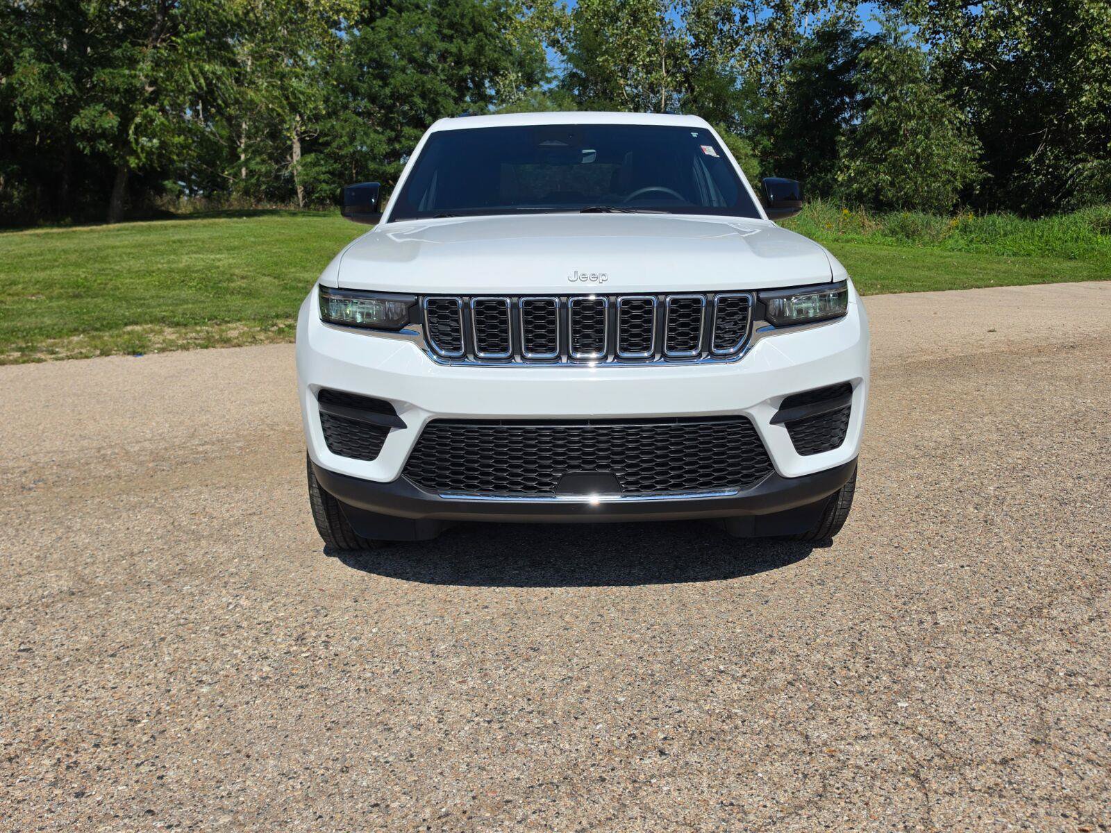 Used 2025 Jeep Grand Cherokee Laredo X AWD/4WD image 13
