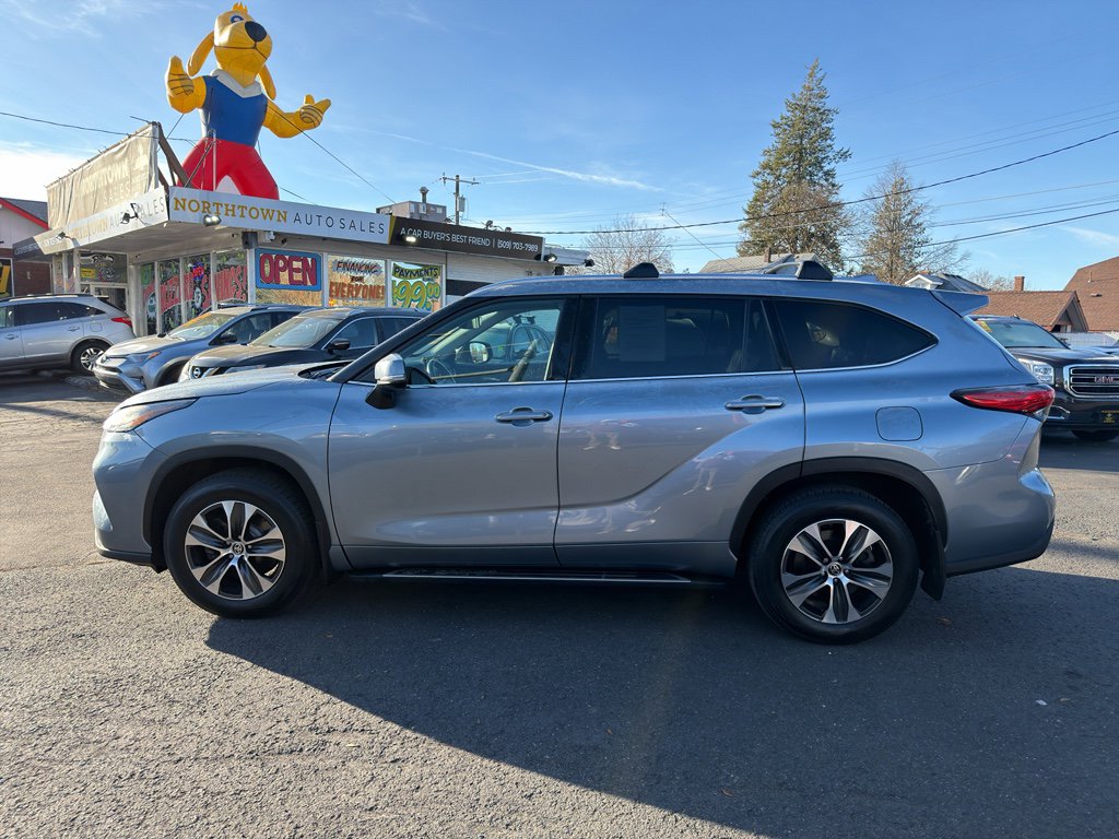 Used 2021 Toyota Highlander XLE image 3