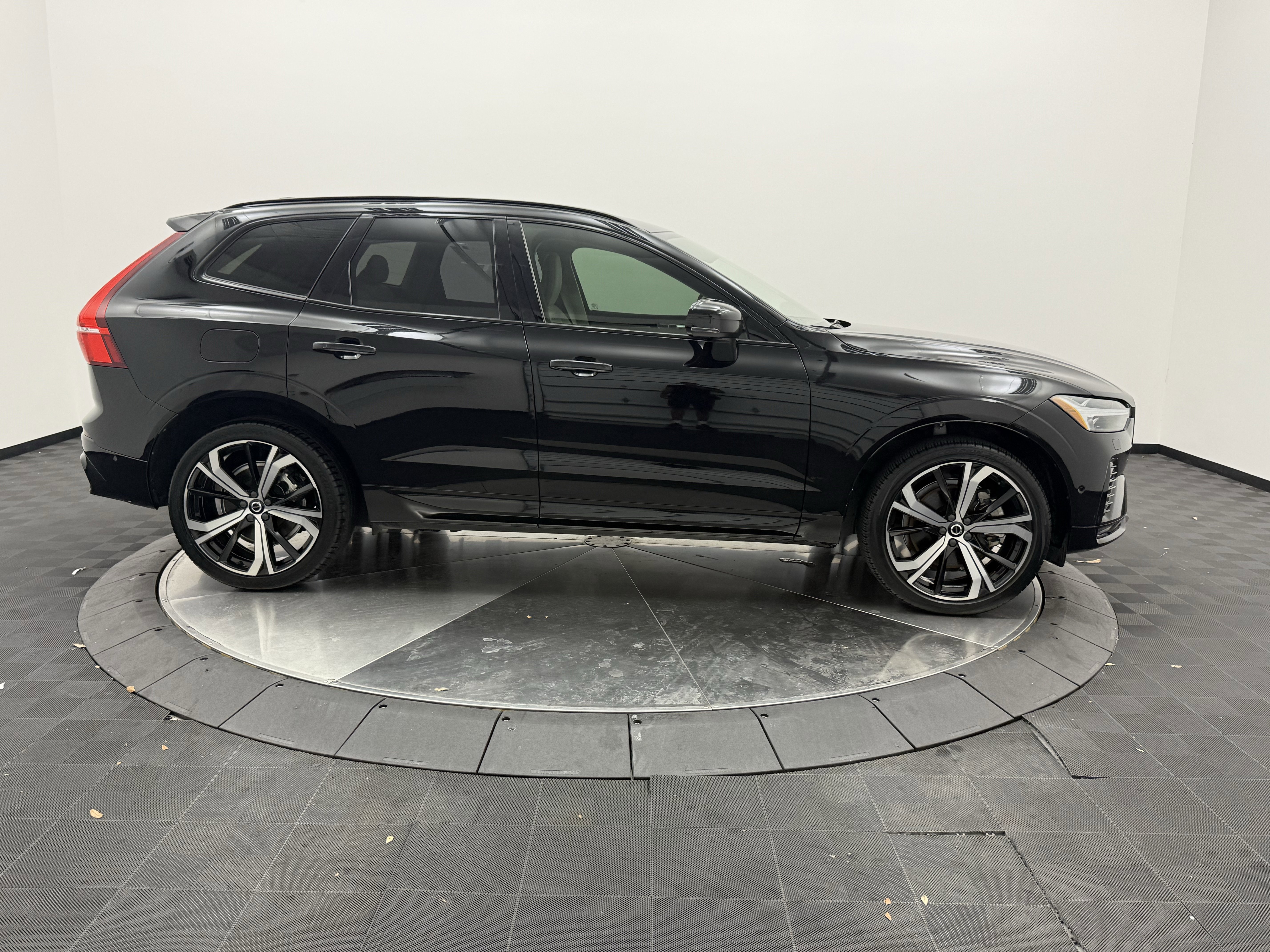 Certified 2023 Volvo XC60 B6 Ultimate w/ Protection Package Premier AWD/4WD image 8