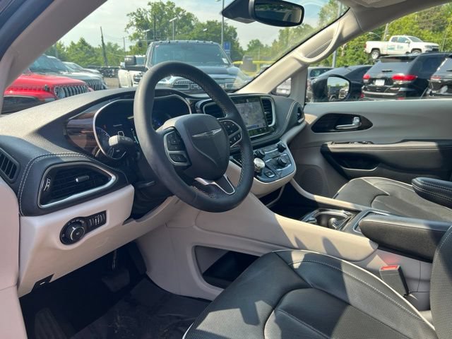 Used 2024 Chrysler Pacifica Limited AWD/4WD image 2