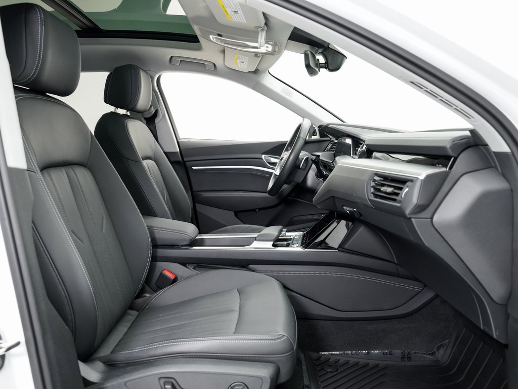 Used 2024 Audi Q8 e-tron Premium Plus image 21