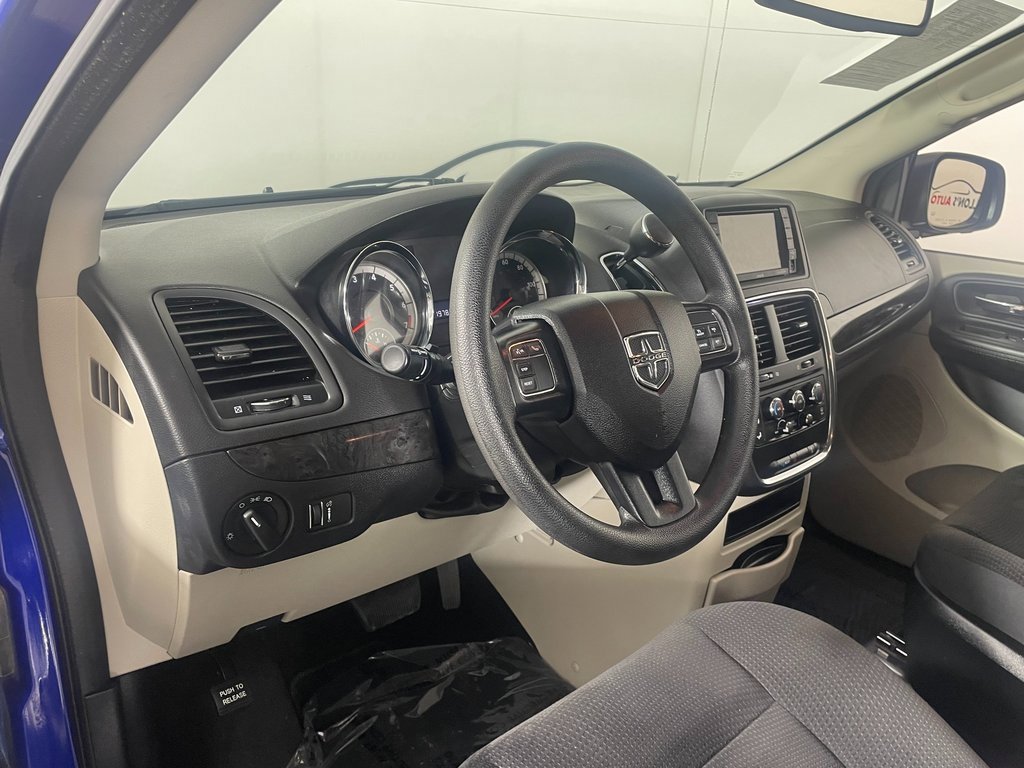 Used 2018 Dodge Grand Caravan SE w/ UConnect Hands-Free Group image 14