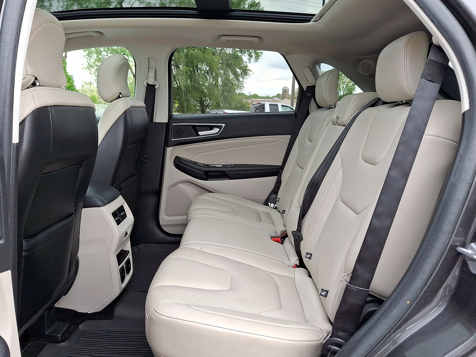 Used 2018 Ford Edge Titanium w/ Equipment Group 302A AWD/4WD image 20