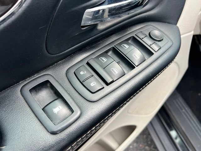 Used 2016 Chrysler Town & Country Touring FWD image 24