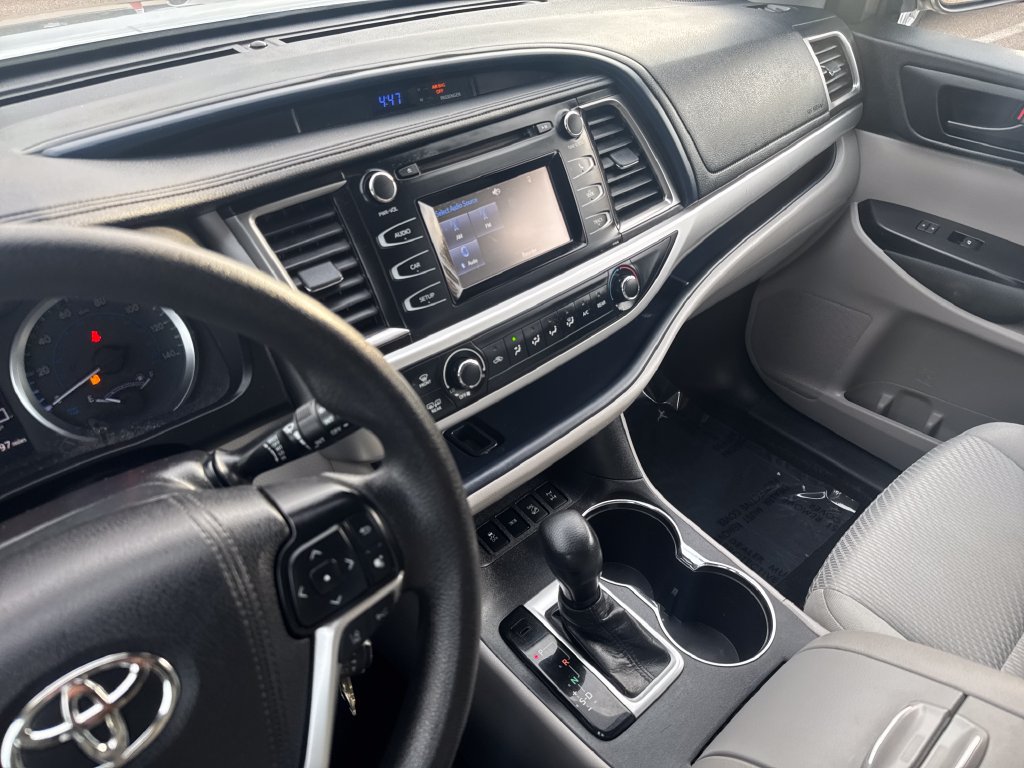 Used 2019 Toyota Highlander LE AWD/4WD image 22