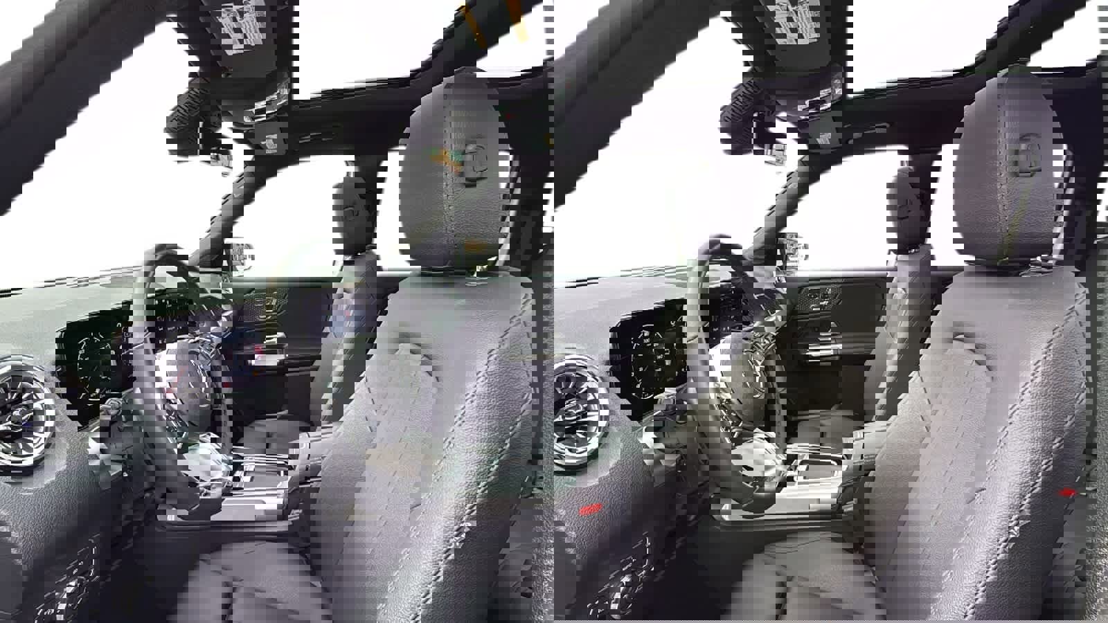 Used 2025 Mercedes-Benz GLB 250 4MATIC image 4