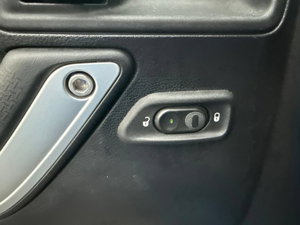 Used 2016 Jeep Wrangler Unlimited Sahara w/ Connectivity Group AWD/4WD image 18