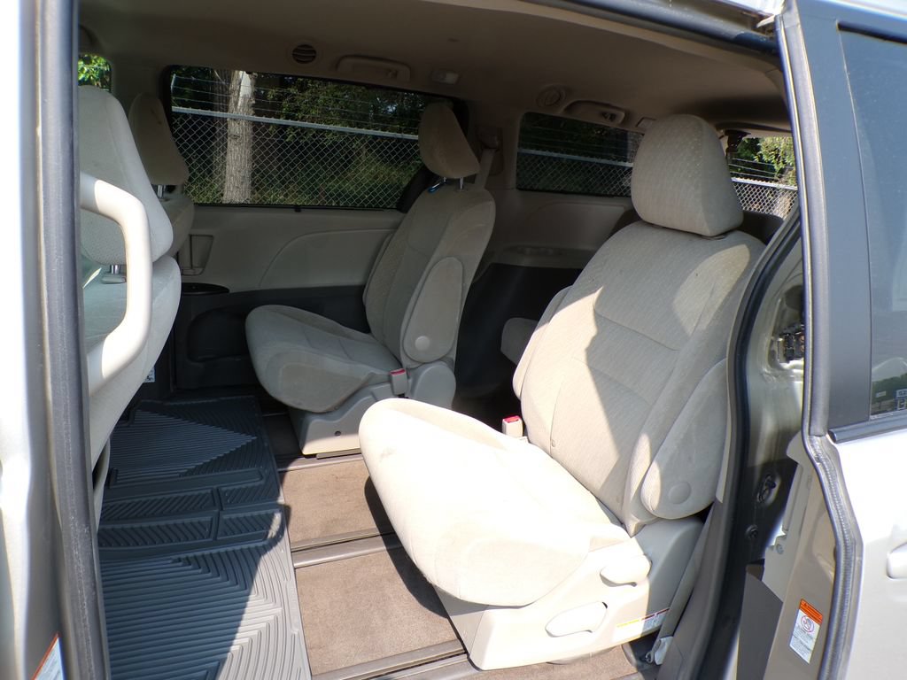 Used 2017 Toyota Sienna LE AWD/4WD image 17