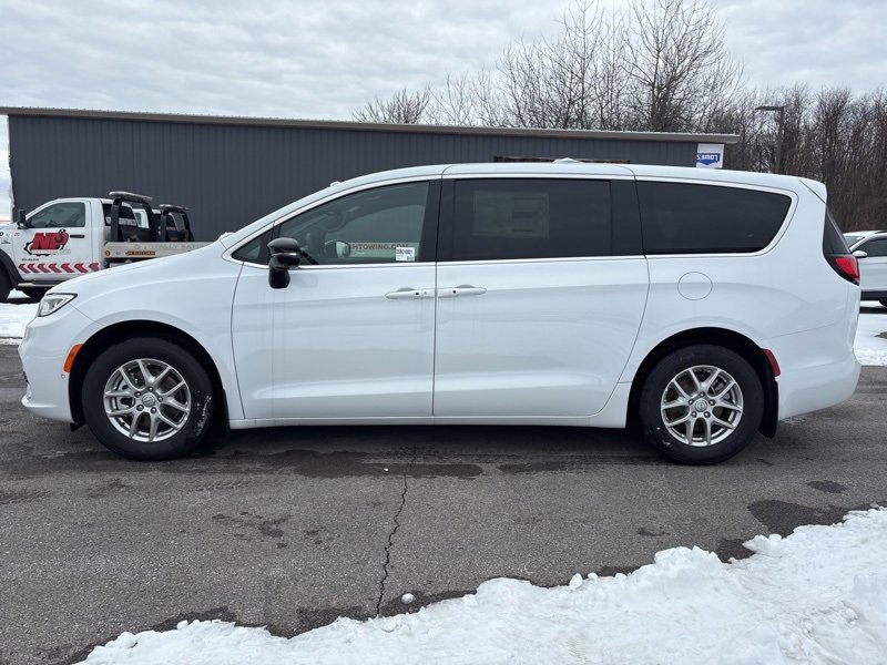 New 2026 Chrysler Pacifica Select image 6