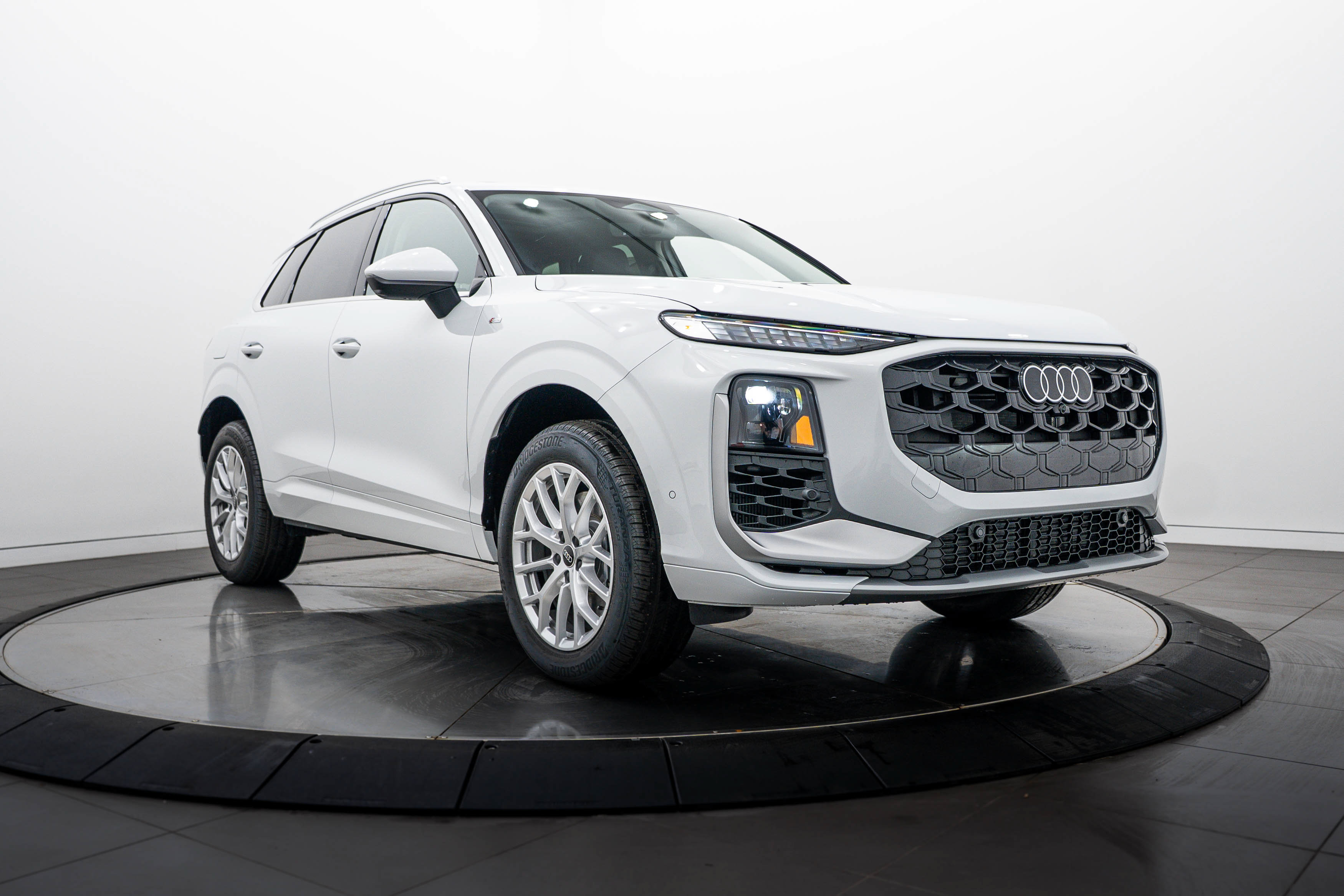 New 2026 Audi Q3 quattro 2.0T AWD/4WD image 1