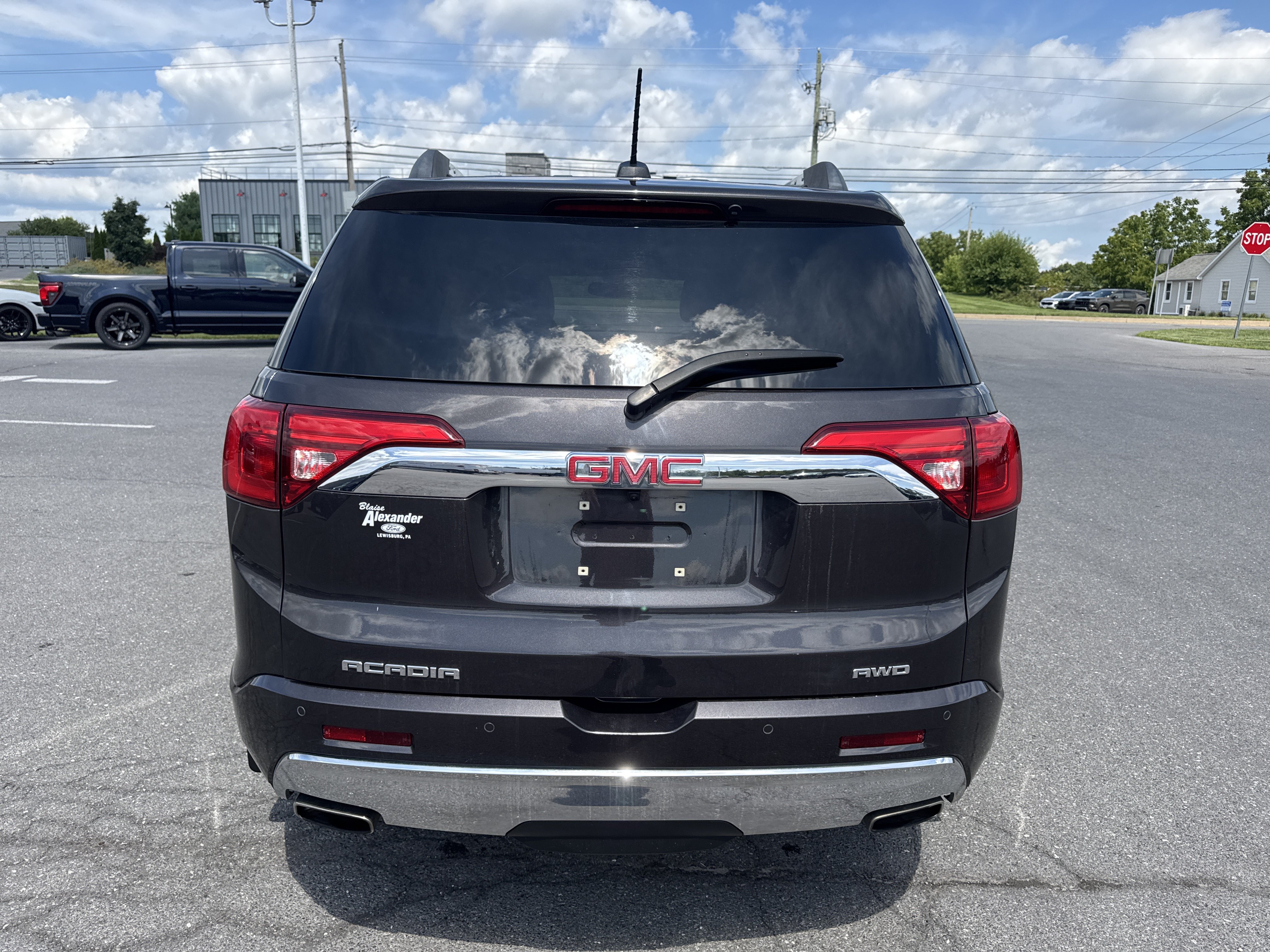 Used 2018 GMC Acadia Denali w/ Technology Package AWD/4WD image 4