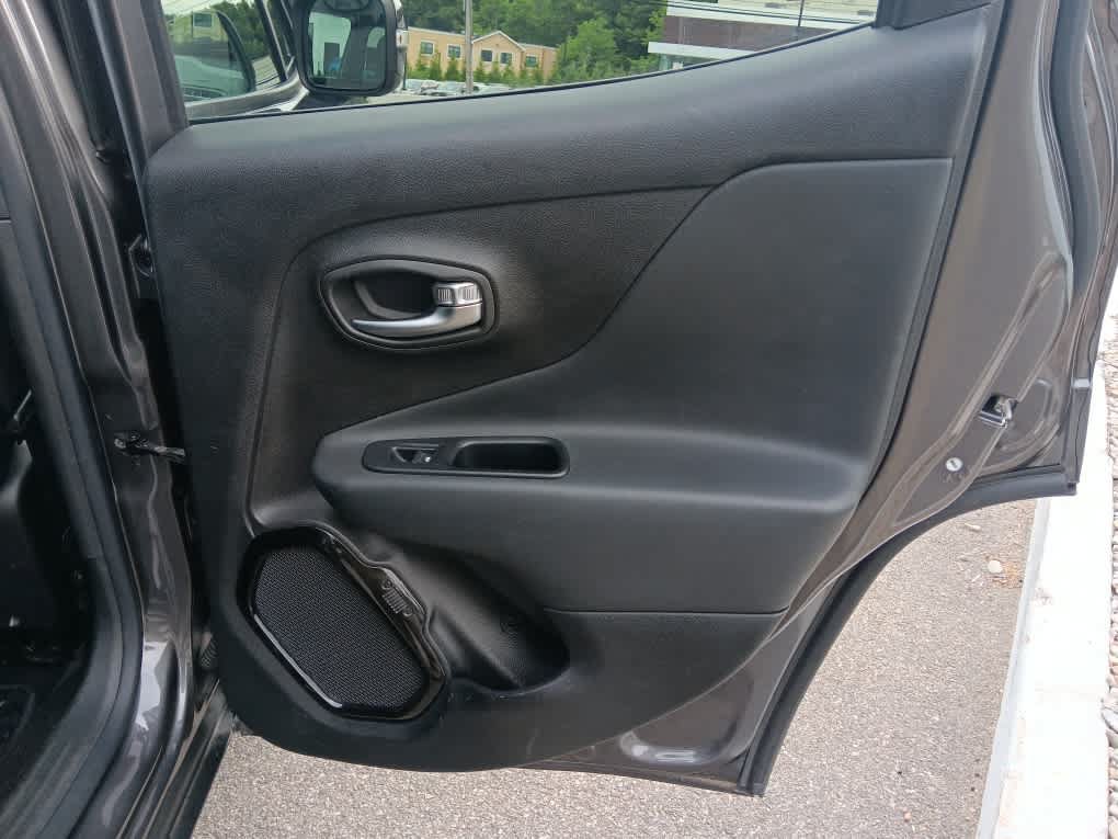 Used 2016 Jeep Renegade Latitude AWD/4WD image 29