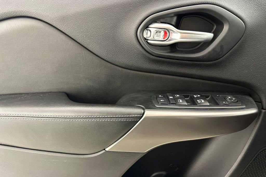 Used 2019 Jeep Cherokee Latitude Plus w/ Cold Weather Group image 11