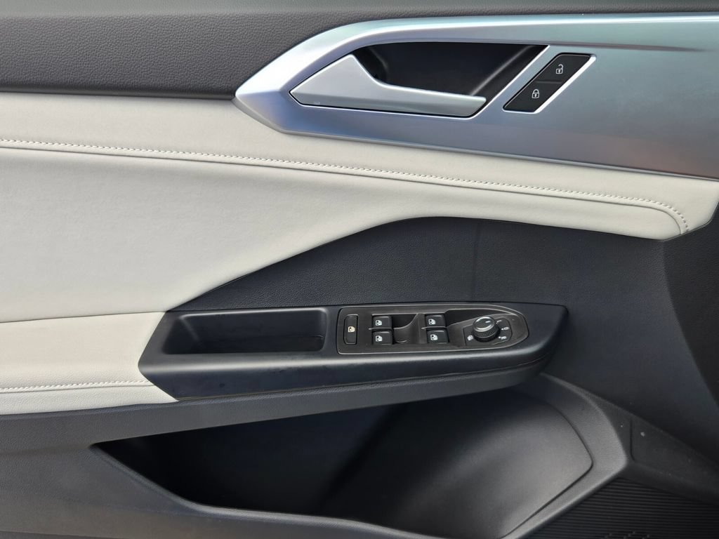 New 2026 Volkswagen Taos SE FWD image 14