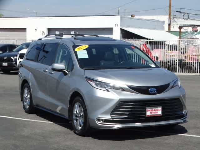 Used 2024 Toyota Sienna Limited FWD image 2