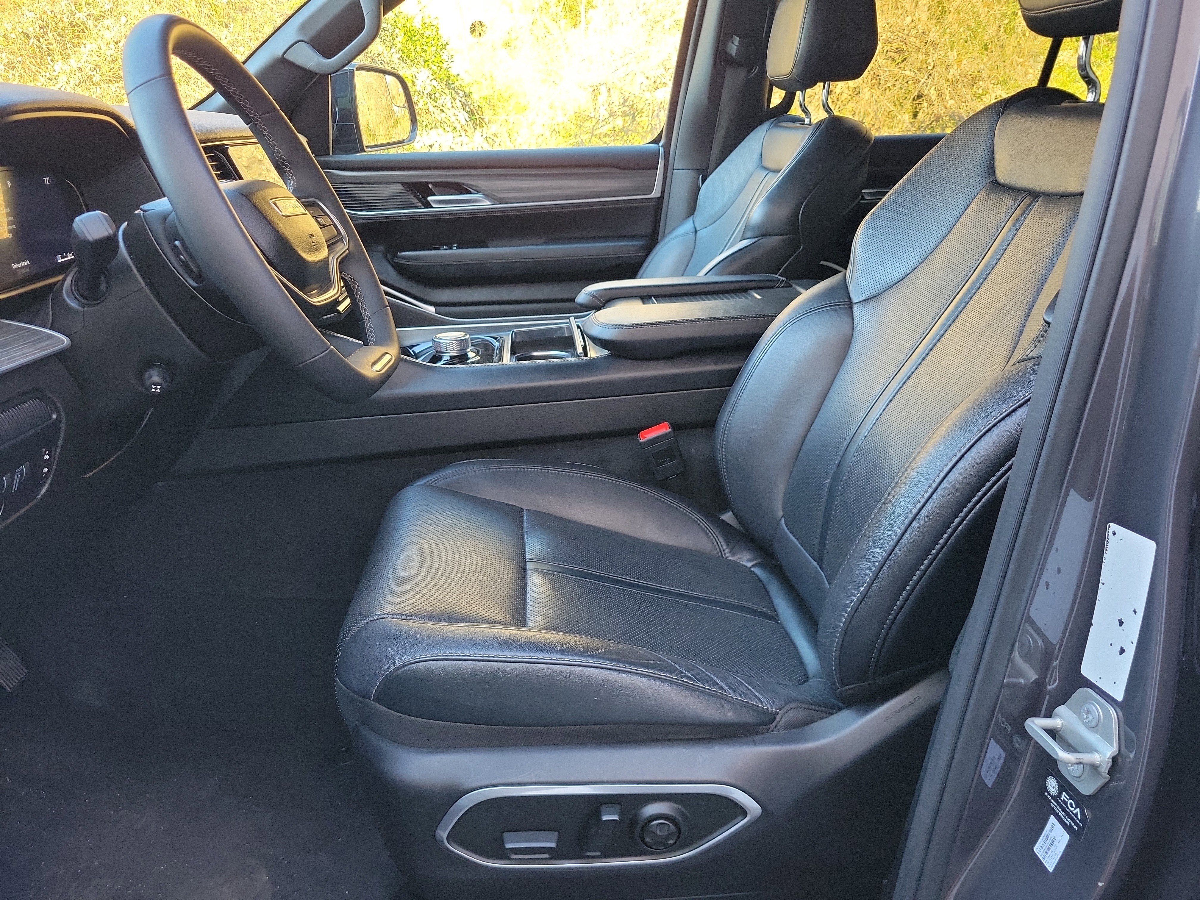 Used 2024 Jeep Wagoneer L Series II image 14