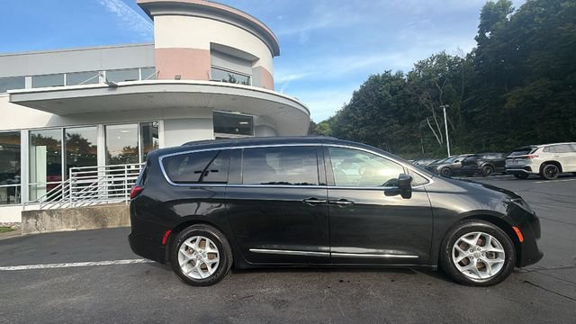 Used 2017 Chrysler Pacifica Touring-L w/ Tire & Wheel Group FWD image 4