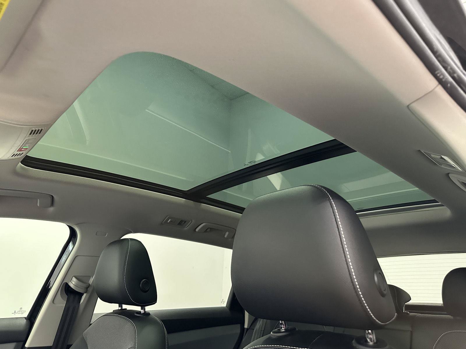 Used 2022 Volkswagen Taos SE w/ Panoramic Sunroof Package FWD image 18
