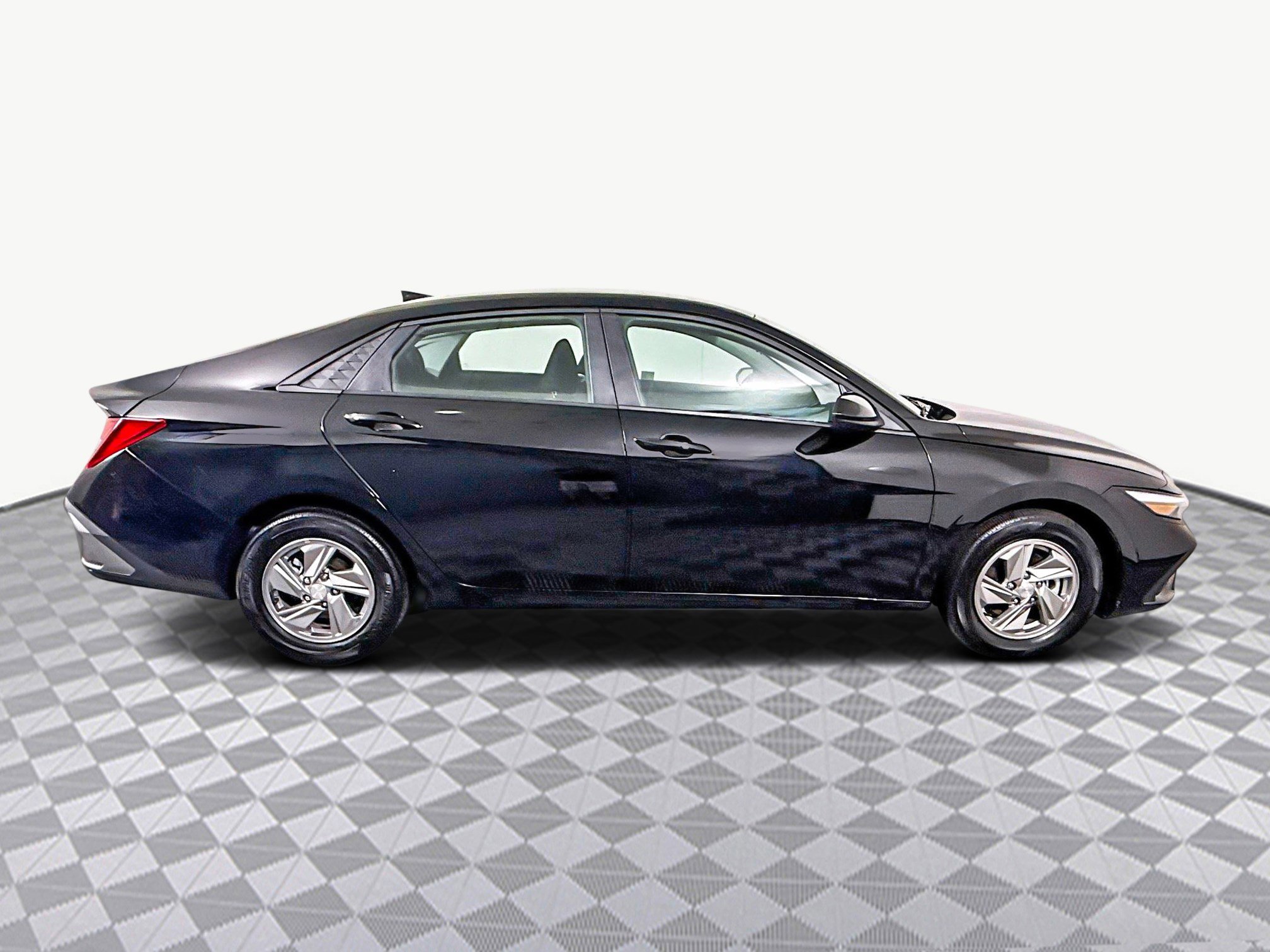 Used 2025 Hyundai Elantra SE image 11