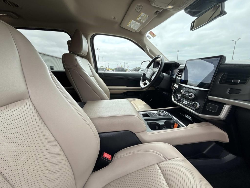 Used 2024 Ford Expedition Max XLT image 16