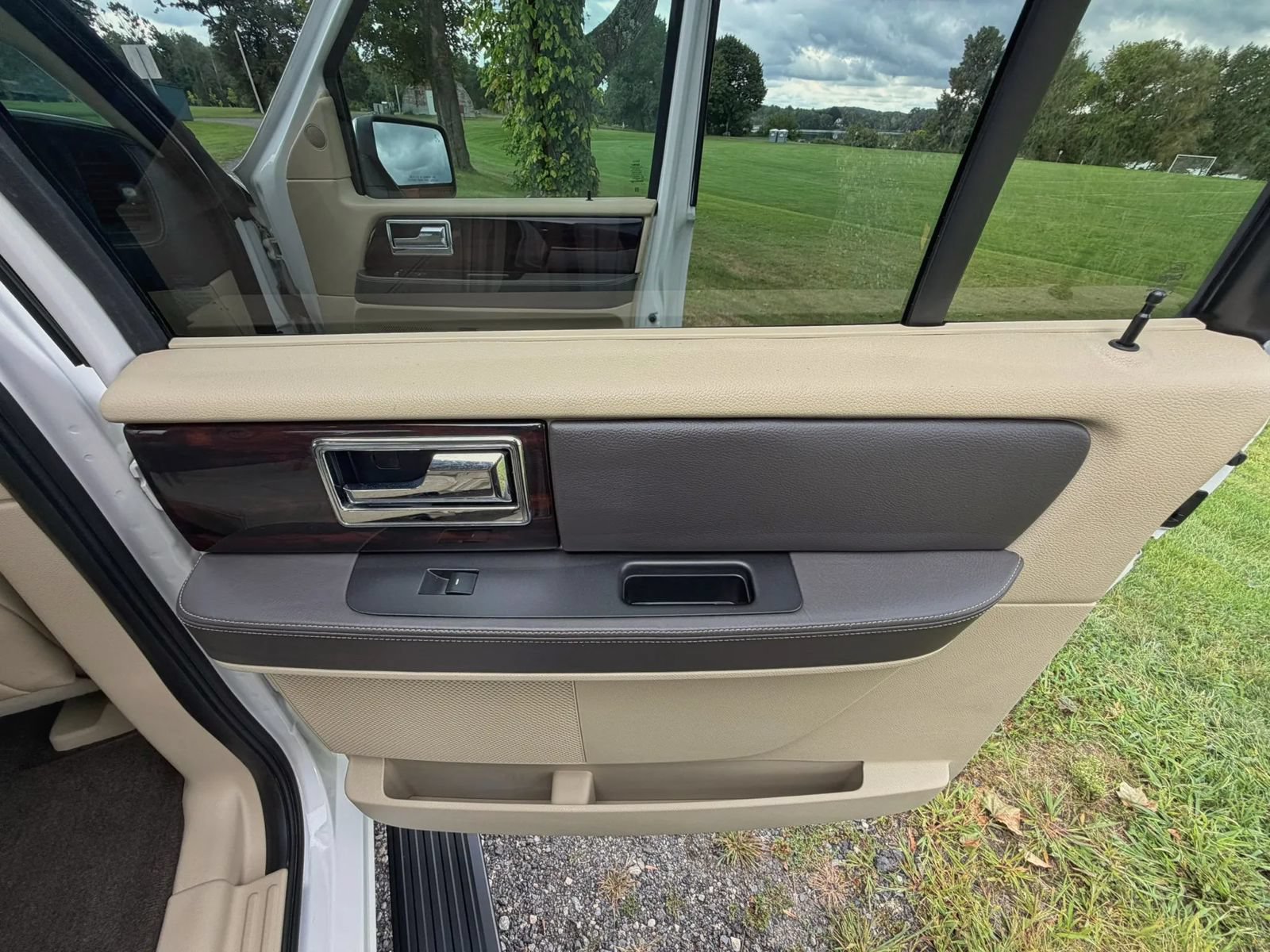 Used 2015 Lincoln Navigator L 4WD w/ Equipment Group 101A Reserve image 49