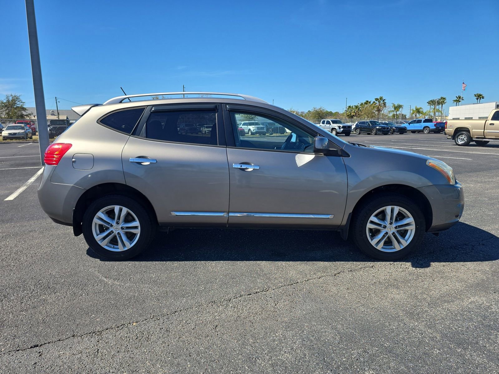 Used 2013 Nissan Rogue SV image 3