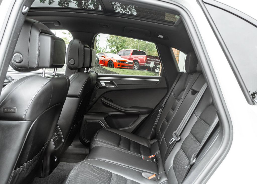 Used 2021 Porsche Macan GTS w/ Sport Chrono Package AWD/4WD image 27