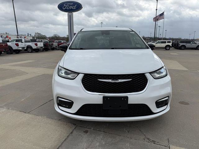 Used 2024 Chrysler Pacifica Limited image 3