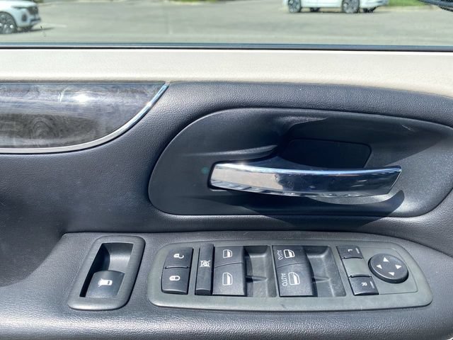 Used 2014 Chrysler Town & Country Touring-L w/ Driver Convenience Group FWD image 14