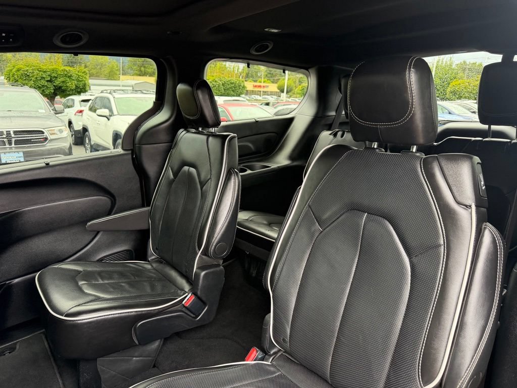 Used 2025 Chrysler Pacifica Limited FWD image 30