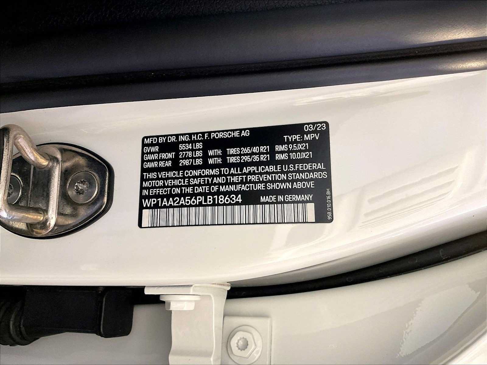 Certified 2023 Porsche Macan AWD/4WD image 36