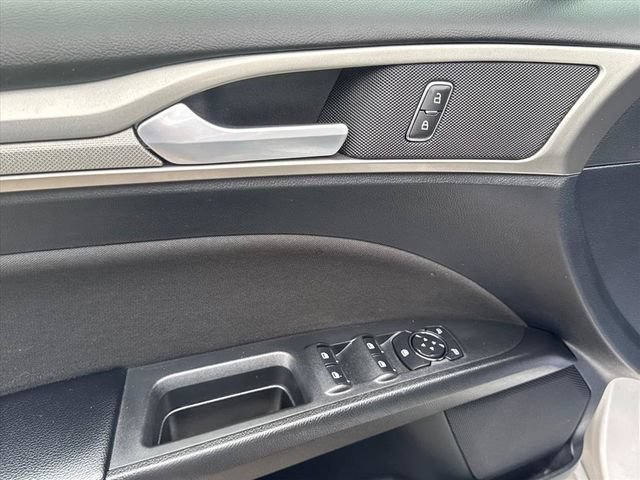Used 2019 Ford Fusion SE FWD image 12