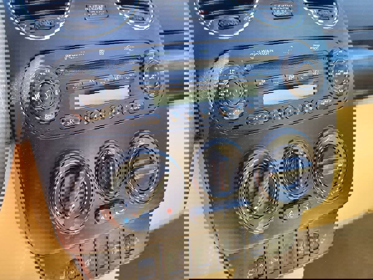 Used 2009 Volkswagen Beetle S image 28