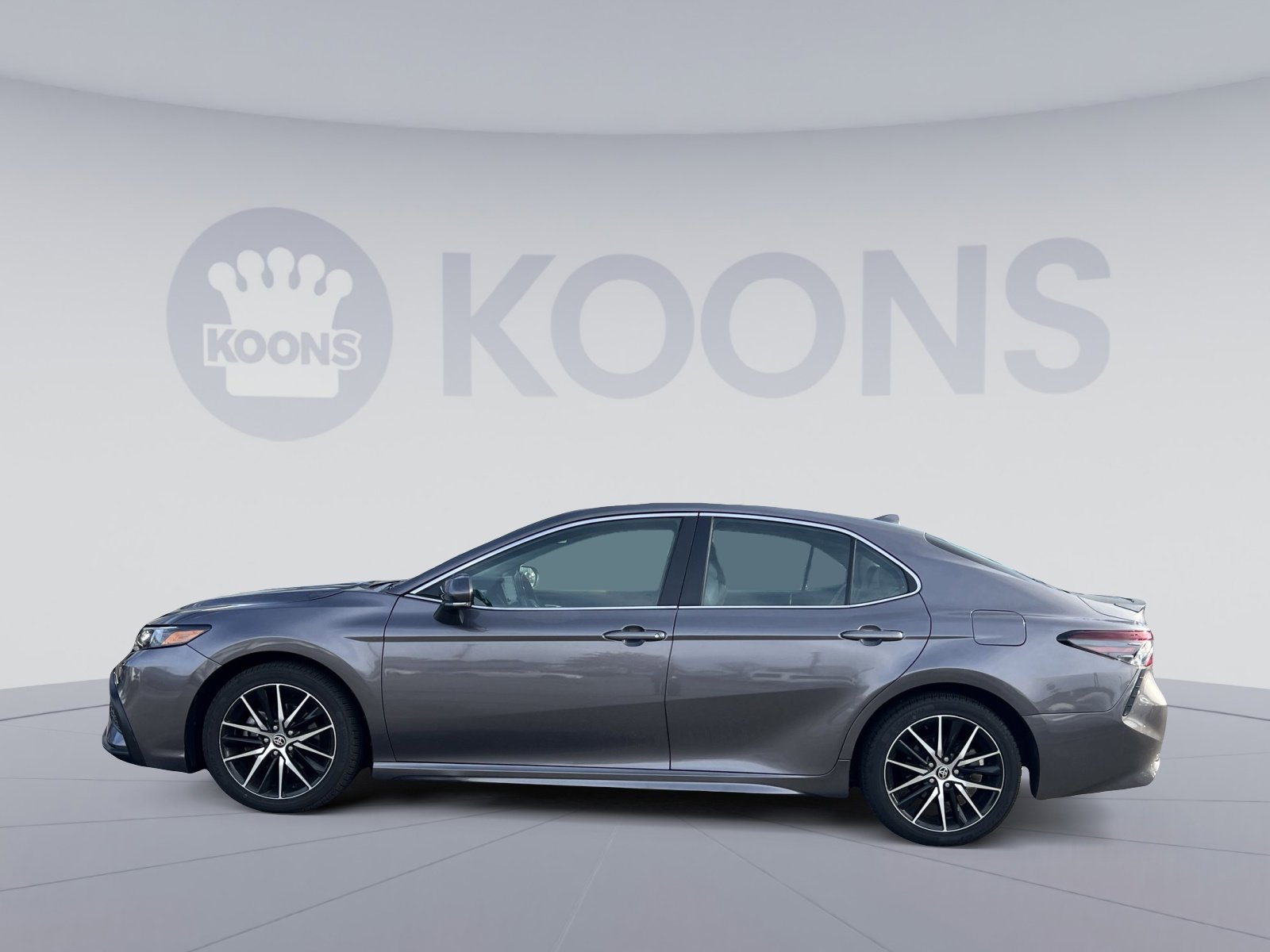 Used 2024 Toyota Camry SE image 2