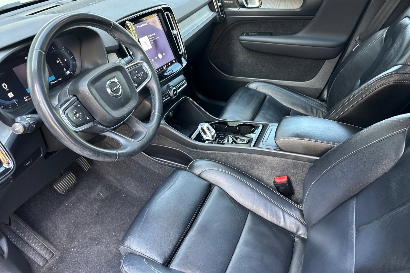 Used 2023 Volvo XC40 B4 Ultimate FWD image 10